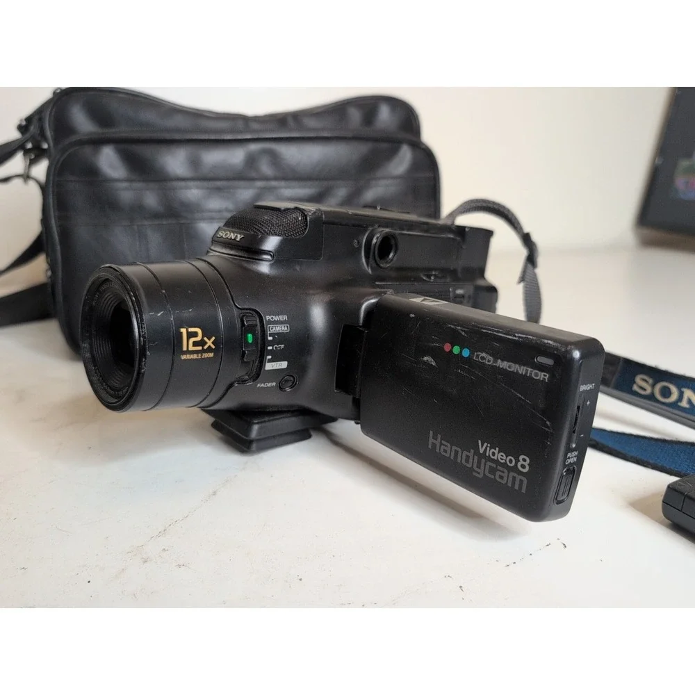 Sony Handycam Video 8 Camcorder With Accessories CCD-FX730V + Bag And Remote